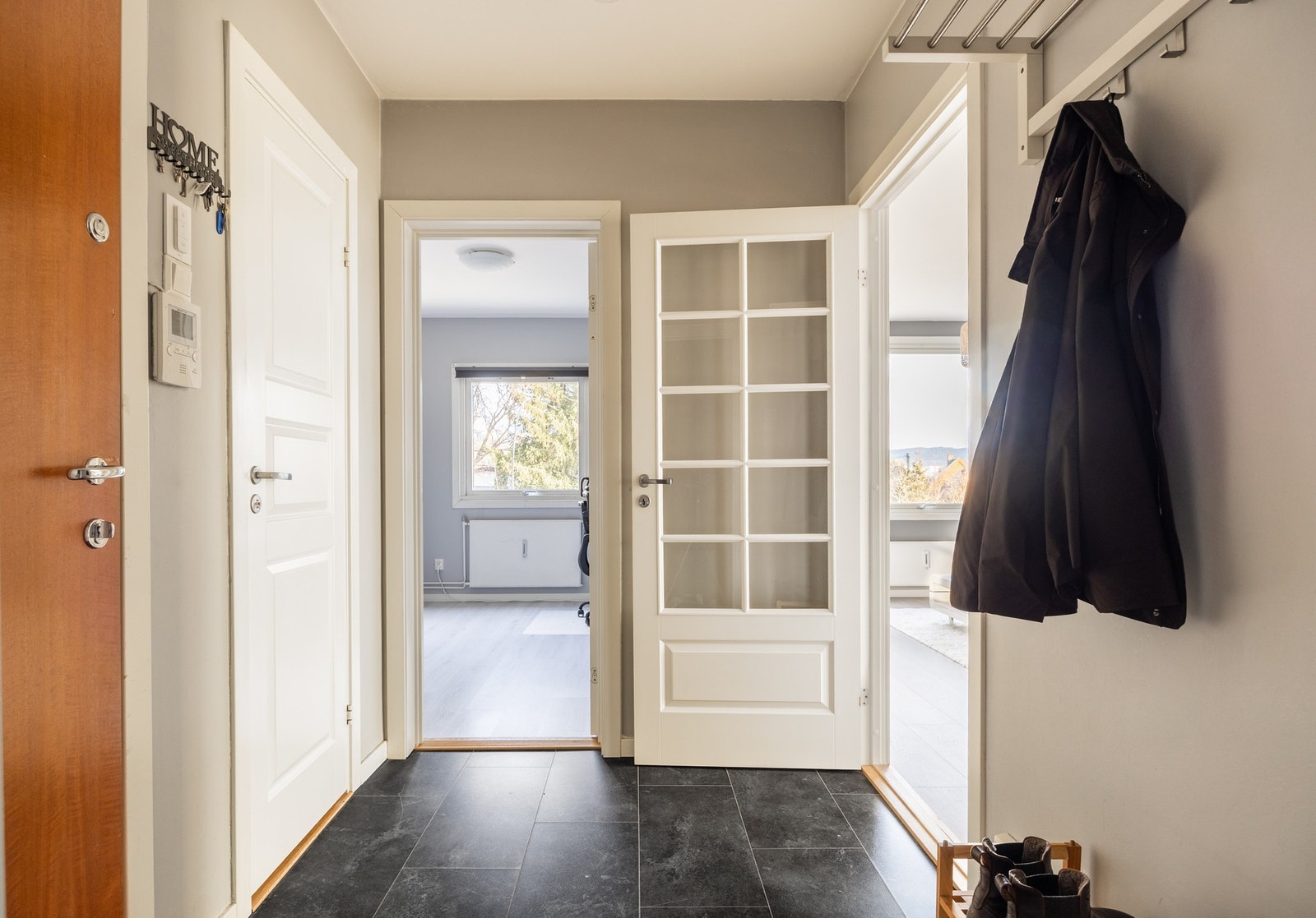 Romslig og innbydende entré. Dørcalling med kamera Galleribilde