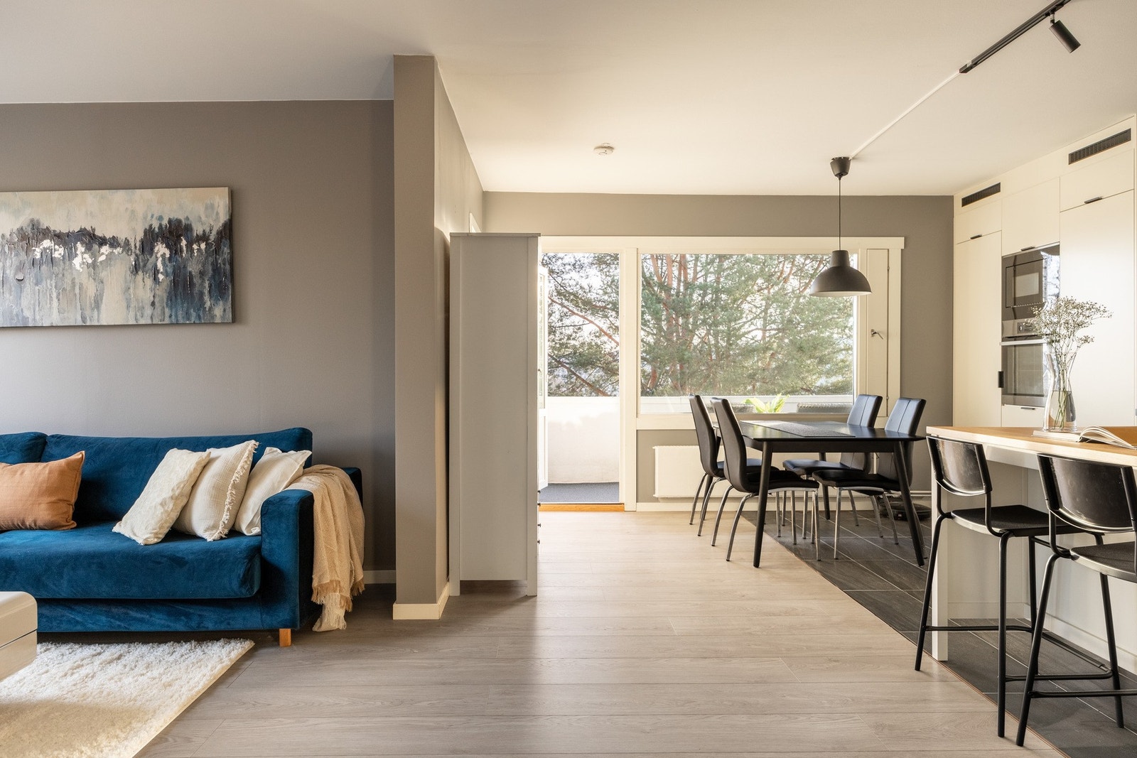 Leiligheten er nylig pusset opp med blant annet nytt gulv og maling i stue/kjøkken. Galleribilde