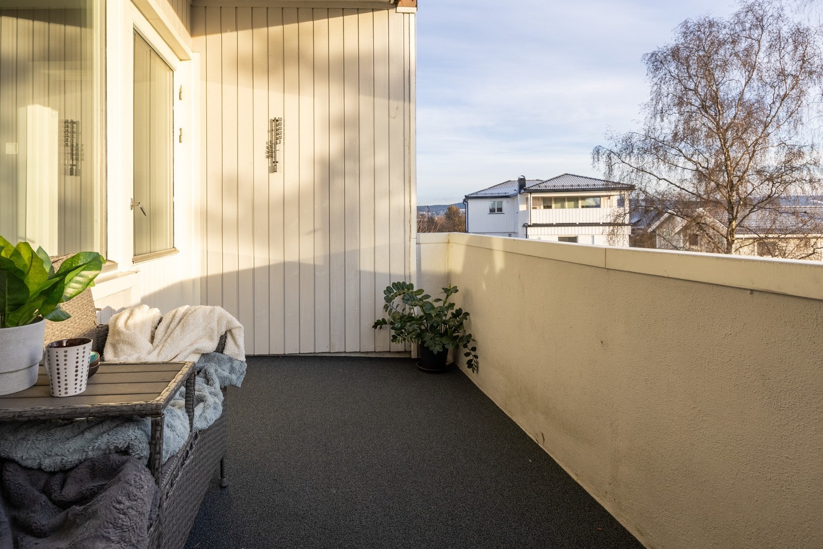 Utgang fra spisestue/kjøkken til overbygget terrasse på 8 kvm Galleribilde