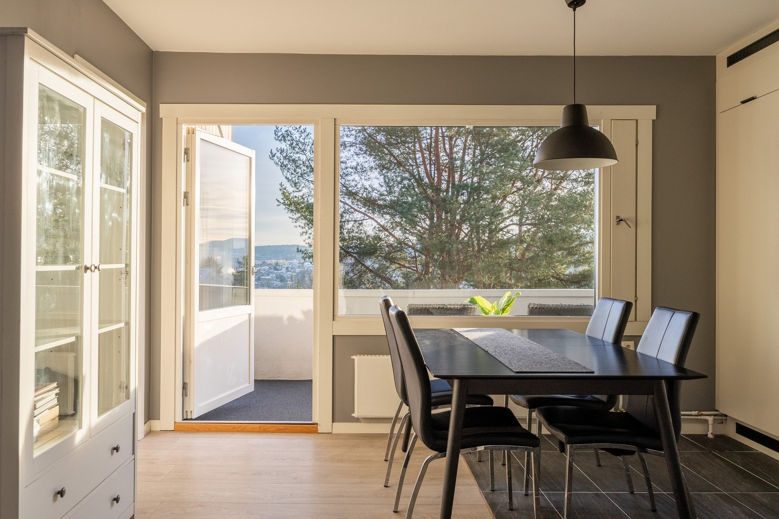 Hyggelig spisestue i grønne og usjenerte omgivelser Galleribilde