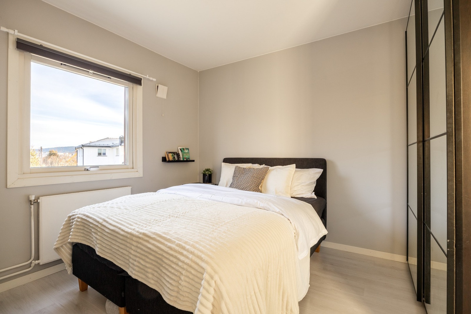 Hovedsoverommet er av god størrelse, og har et stort garderobeskap Galleribilde