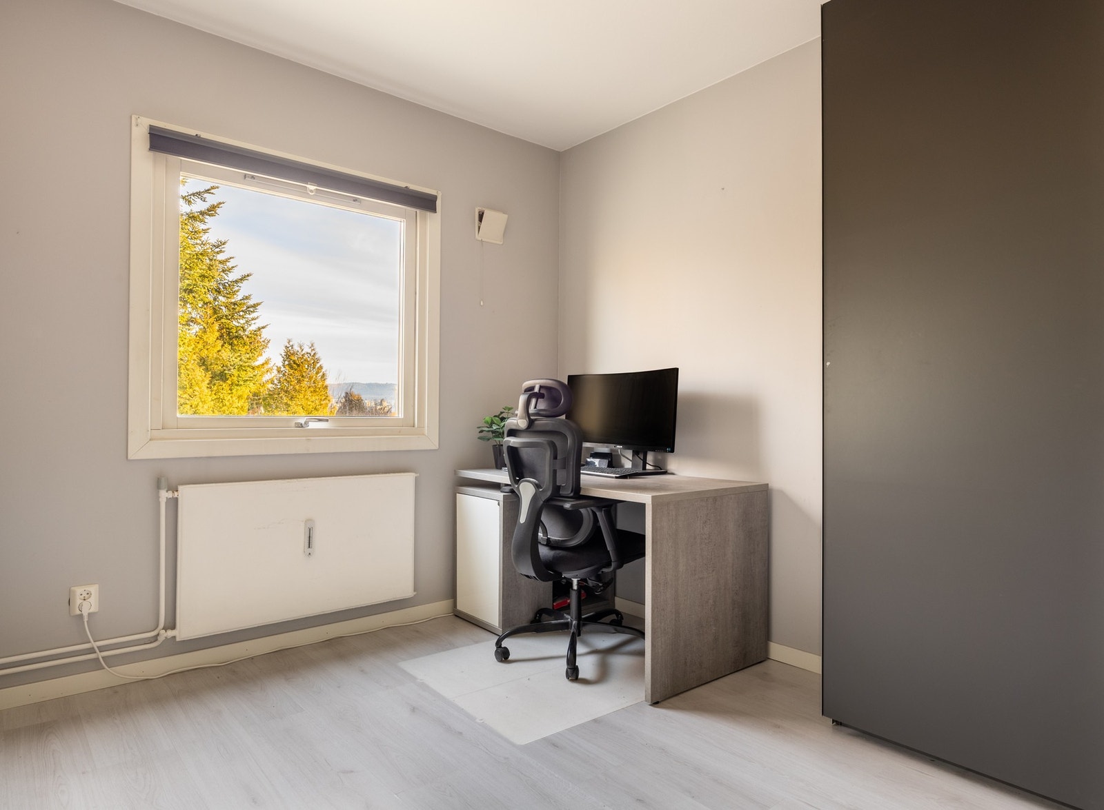 God plass til dobbelseng, eller kontorpult og mindre seng. Stort garderobeskap på høyresiden Galleribilde