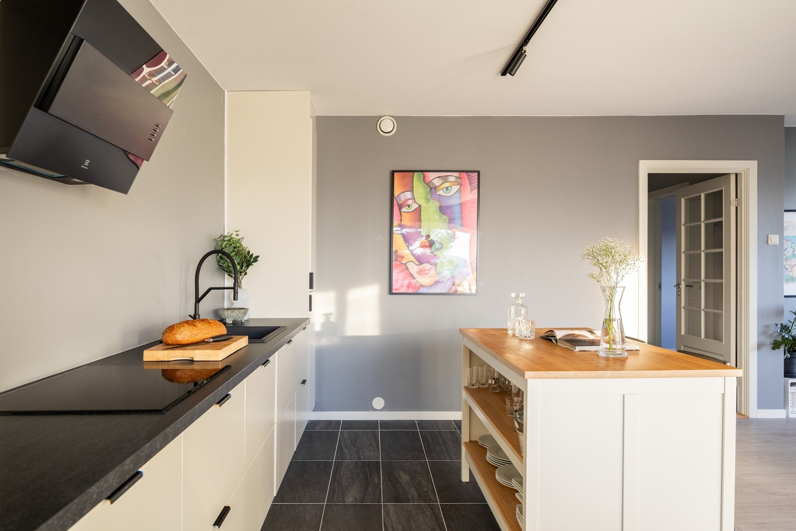 Her får man god arbeidsflyt med nyere og moderne kjøkkeninnredning fra 2024 Galleribilde