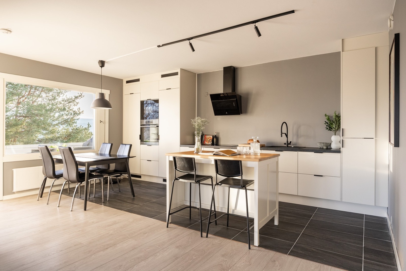 Stort og moderne kjøkken med mye skap- og benkeplass. Skuff-i-skuff gir enda mer oppbevaringsplass. Praktisk høyskap. Galleribilde