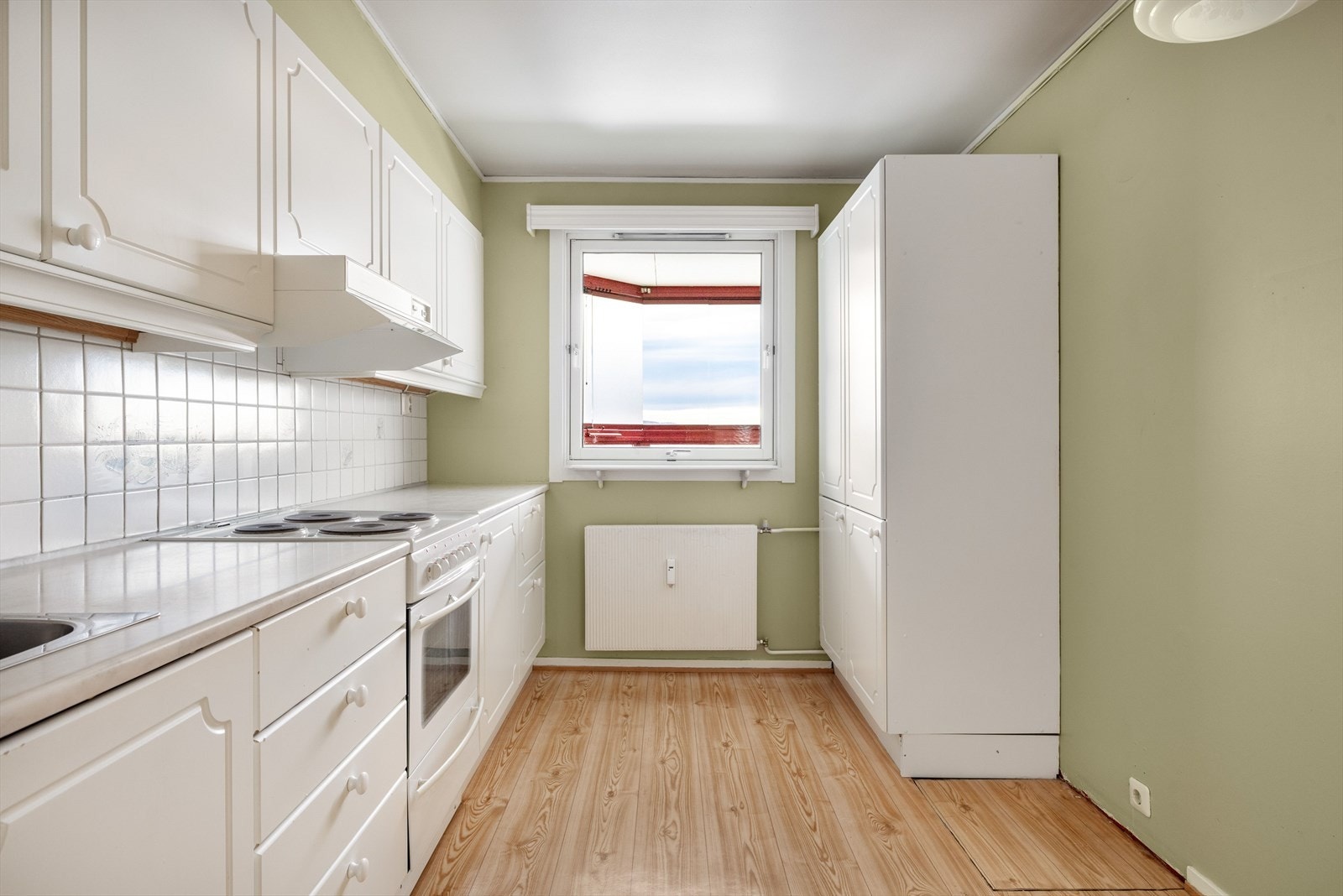 Laminerte benkeplater med dobbel oppvaskkum i rustfritt stål. Galleribilde