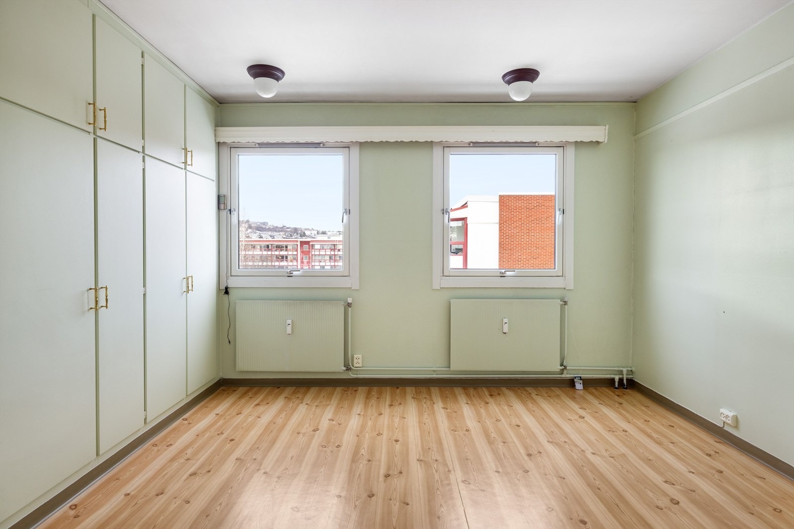 Rommet har for øvrig god plass til dobbeltseng med tilhørende nattbord. Galleribilde