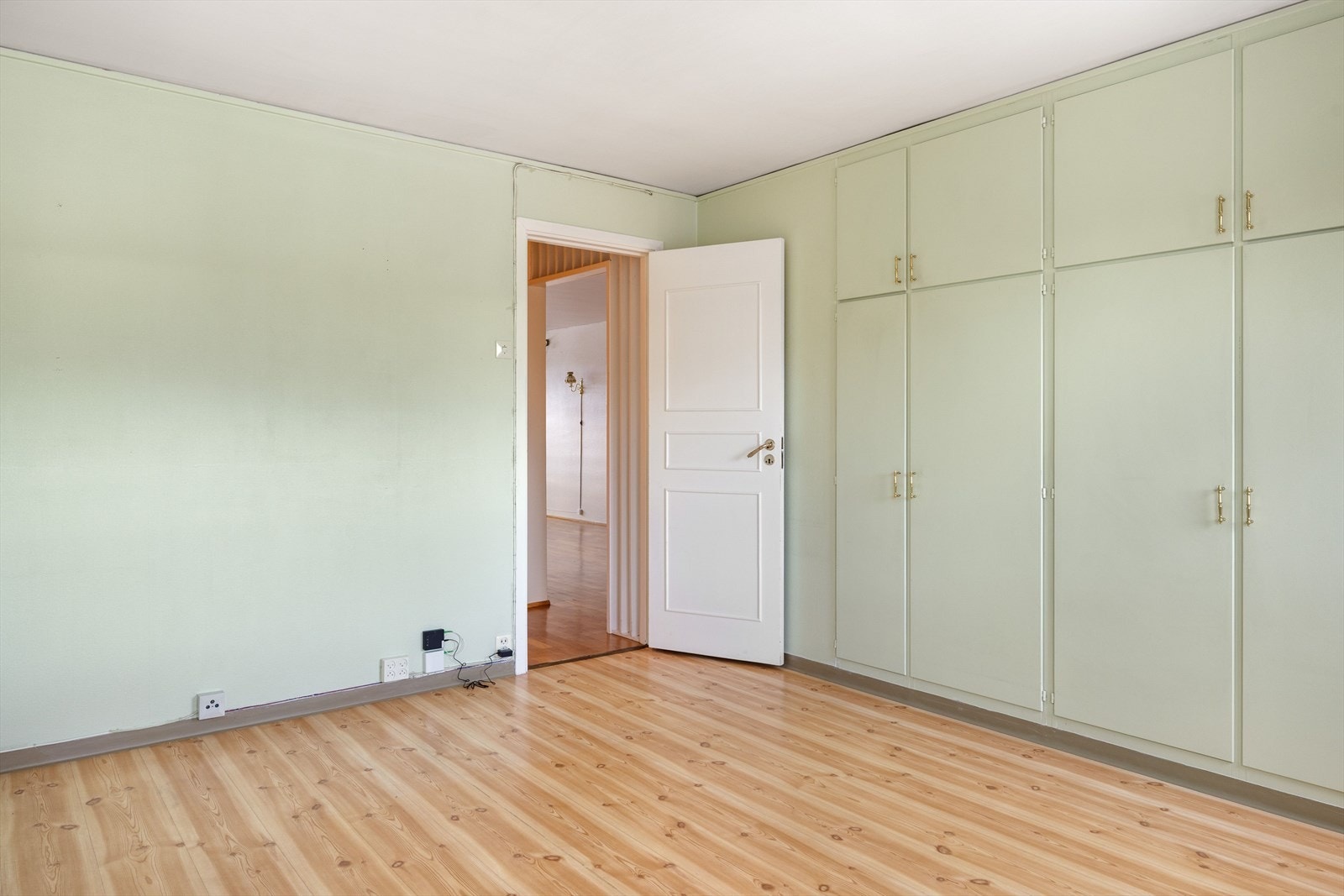 Her er det godt med skapplass i de innebygde garderobeskapene. Galleribilde