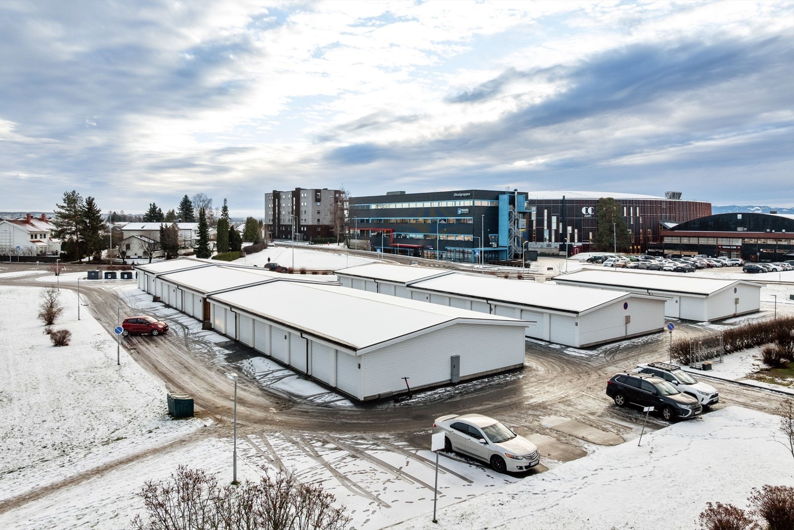 Garasjeplass i felles garasjeanlegg medfølger leiligheten. Galleribilde
