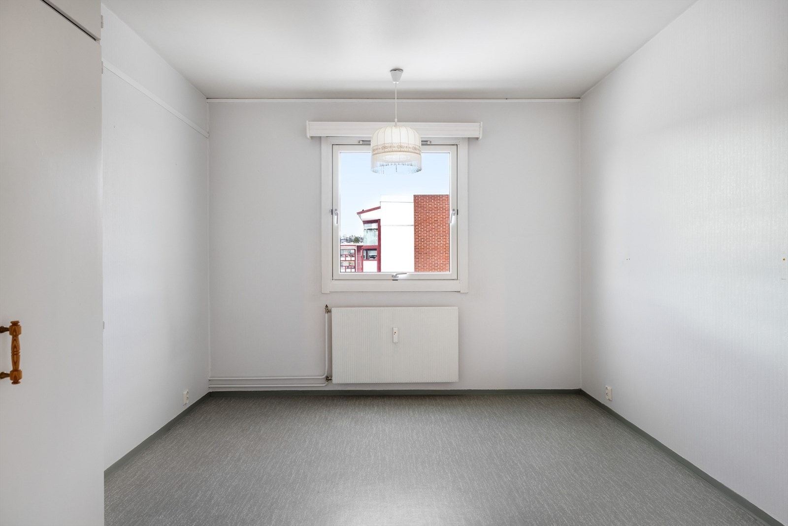 Soverom nummer to med plass til seng, skrivebord og annet ønskelig. Galleribilde