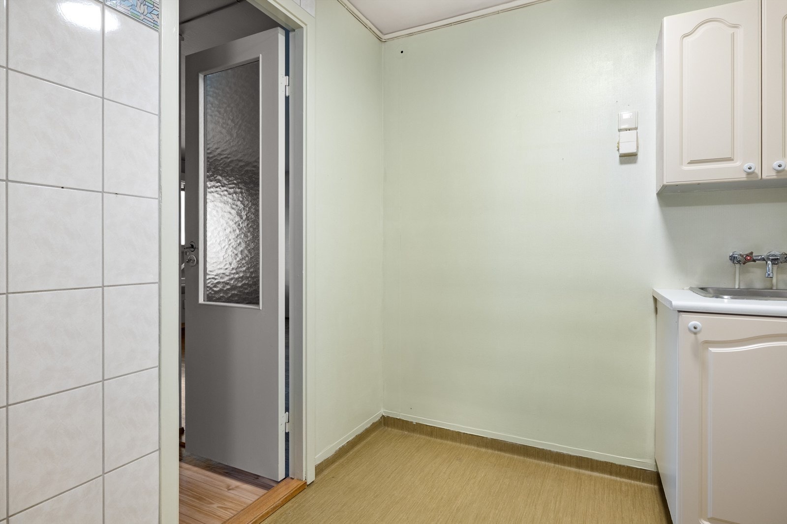 Det er adkomst til badet både fra kjøkken og entré. Galleribilde