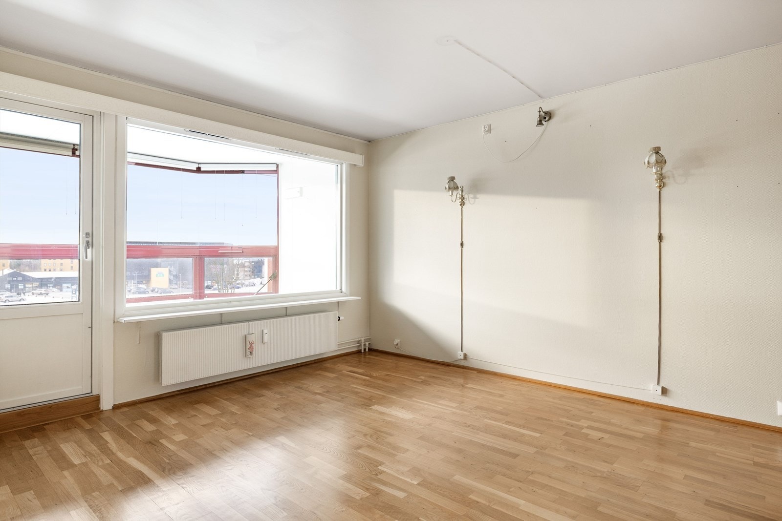 Stort vindu ut mot balkongen gir godt med lysinnslipp. Galleribilde