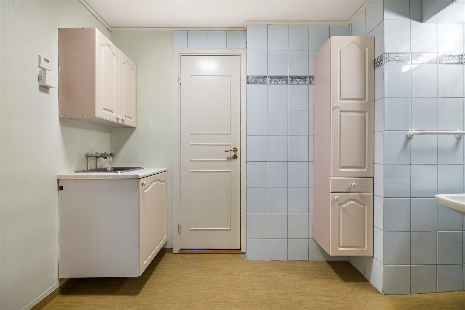 Veggskap og innredning med utslagsvask. Plass for vaskemaskin. Galleribilde