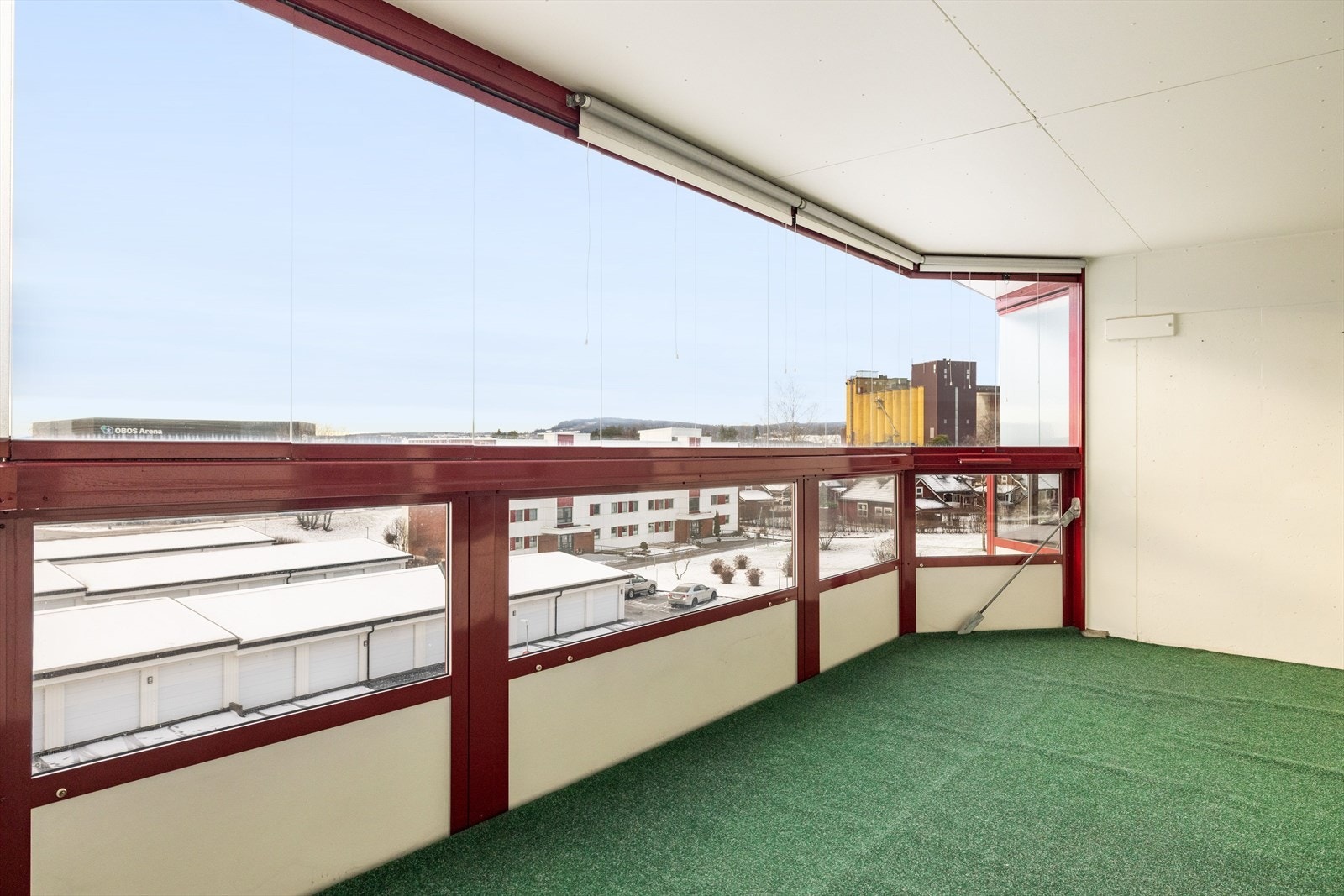 Balkongen vender mot sørvest og har god plass til utemøbler, planter og annet ønskelig. Galleribilde