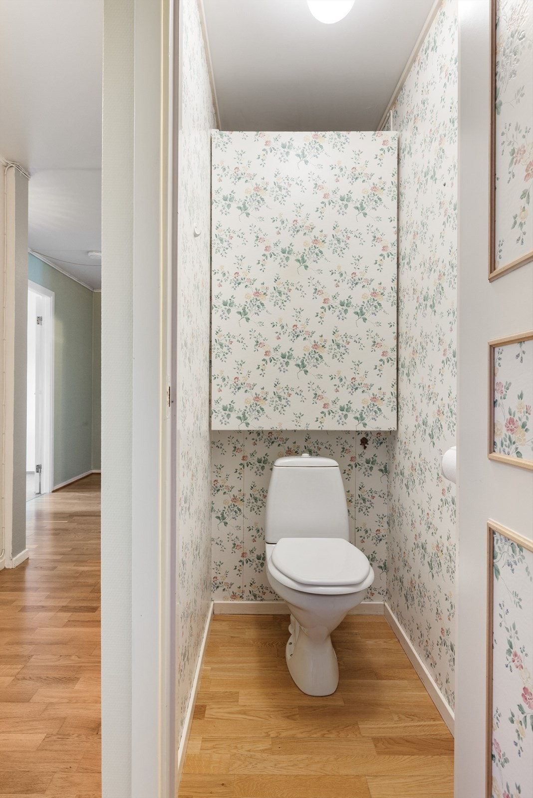 Separat toalettrom med gulvmontert toalett. Galleribilde