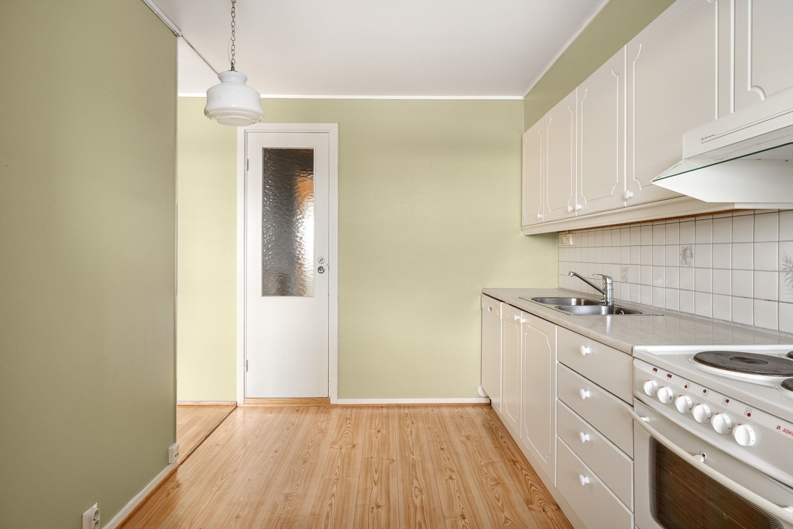 På kjøkkenet er det plass til frittstående hvitevarer som komfyr, oppvaskmaskin og kjøleskap. Galleribilde