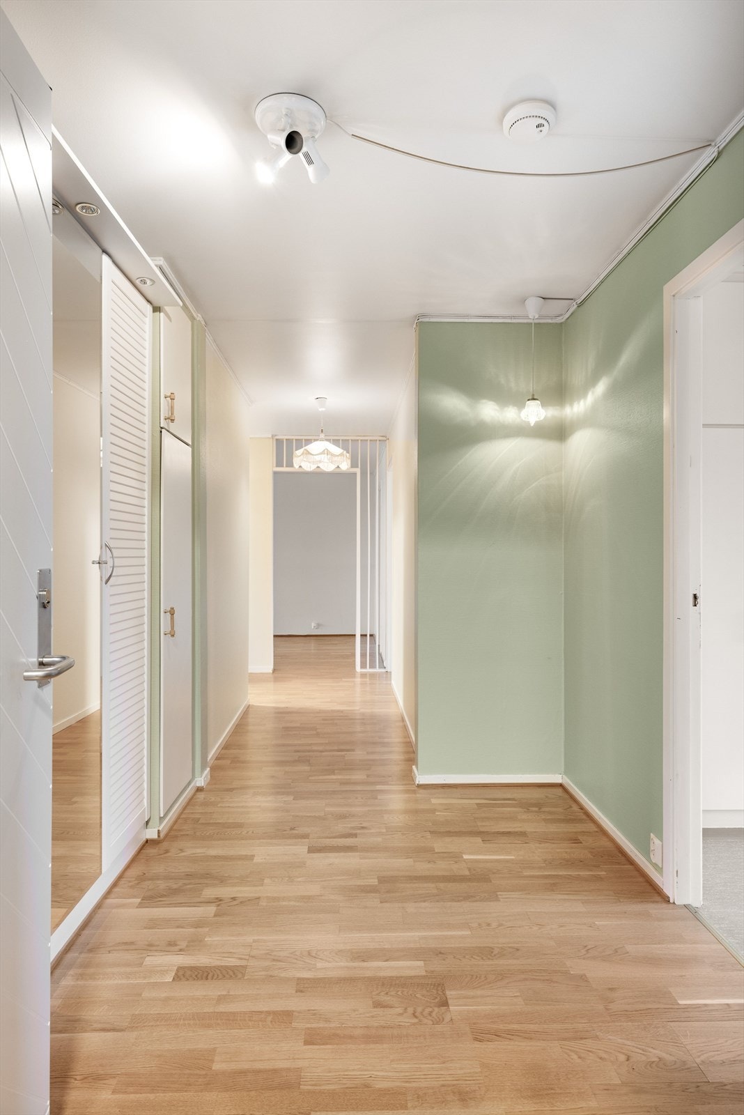 Leiligheten har en romlig entre med godt med garderobekap. Galleribilde