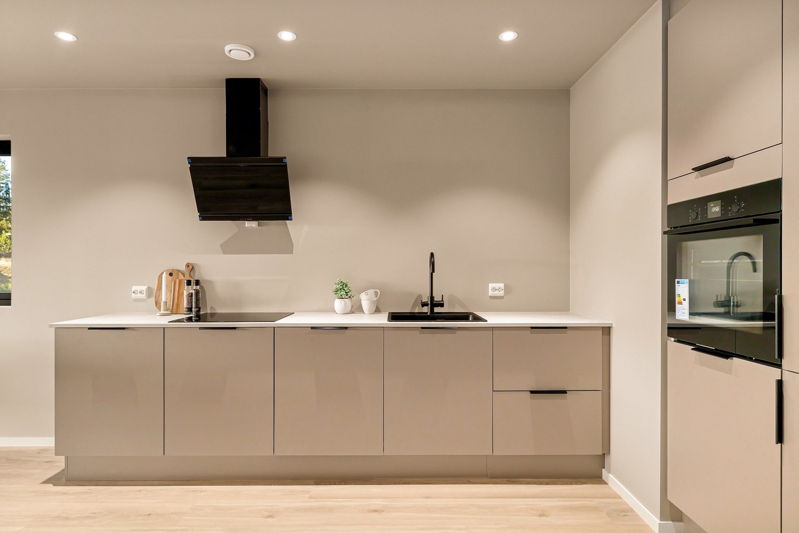 Delikat kjøkken med tidsriktig fargevalg. Galleribilde