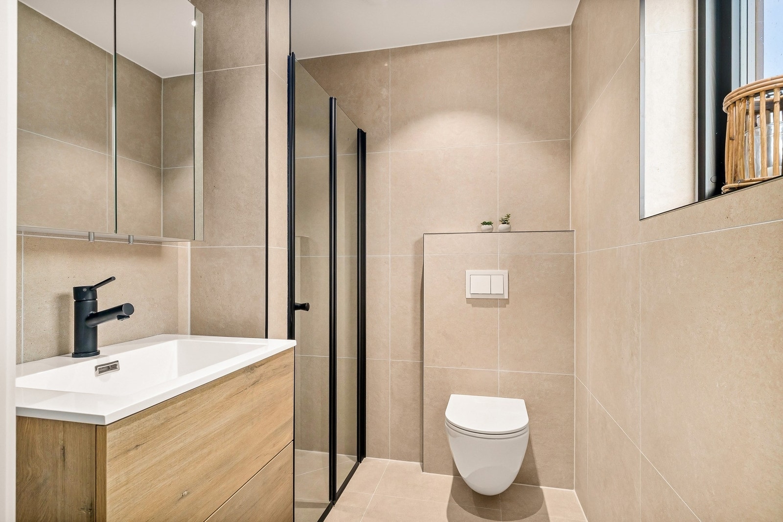 Moderne flislagt bad. Galleribilde