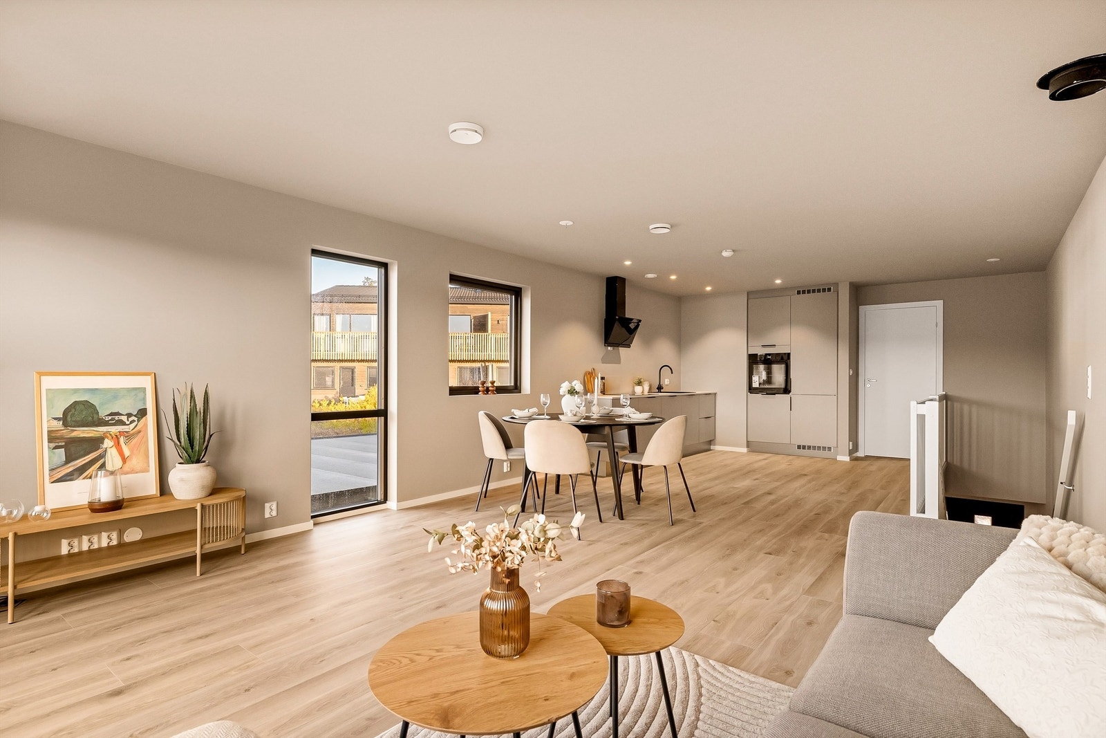 Romslig stue med åpen kjøkkenløsning. Galleribilde