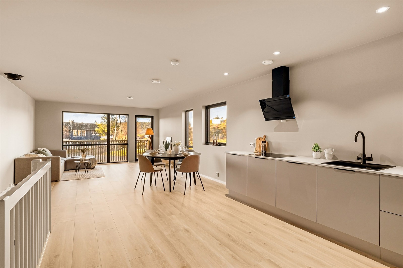 Luftig og lyst oppholdsrom. Galleribilde