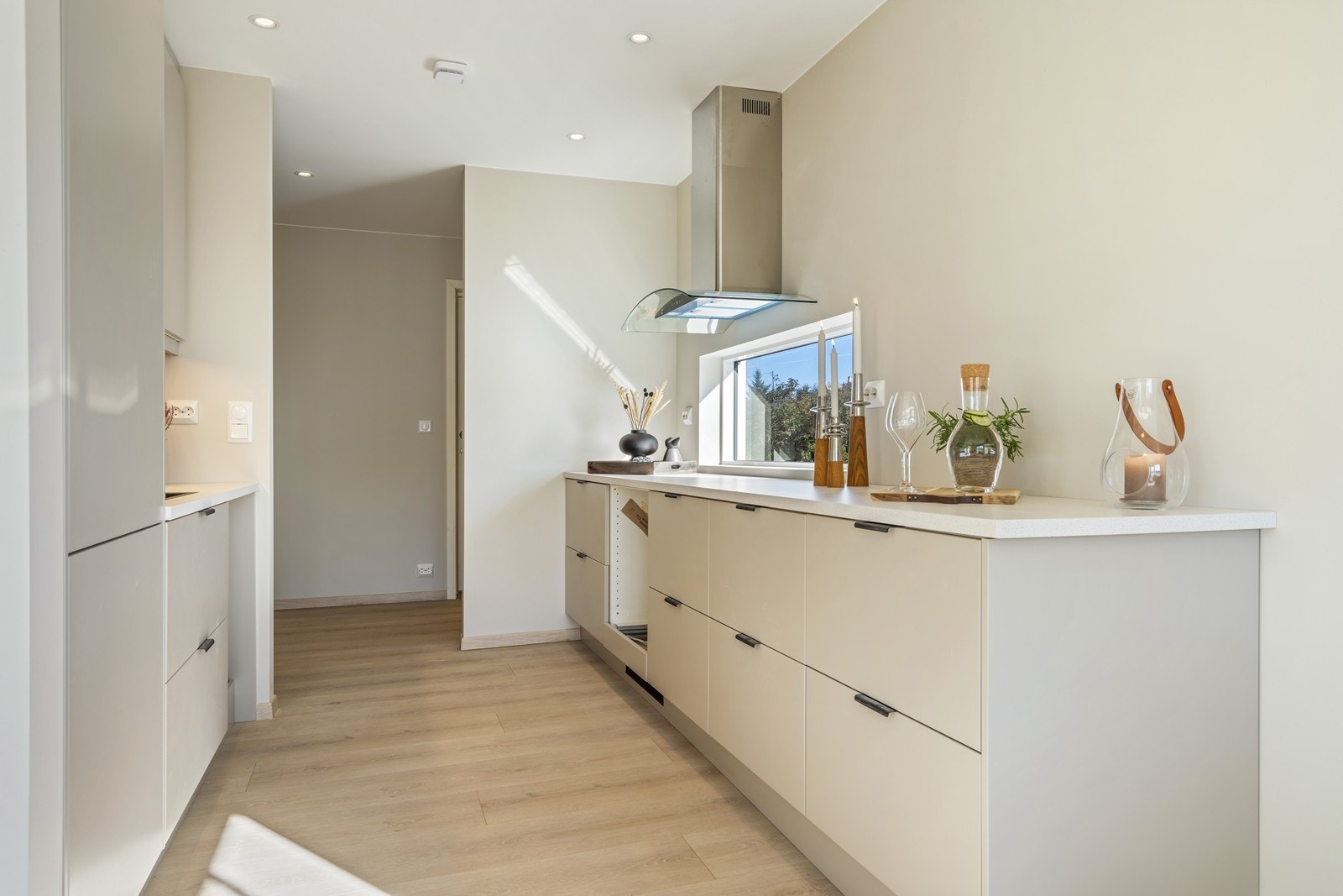 Bildet er av leiligheten i toppetasjen, men har lik kjøkkeninnredning/planløsning. (Gjeldende leilighet har ikke downlights som avbildet). Galleribilde