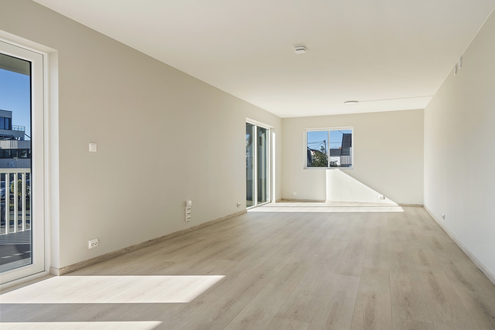 Moderne "finish" i tidsriktige farger som gir leiligheten et pent og luftig preg. Galleribilde