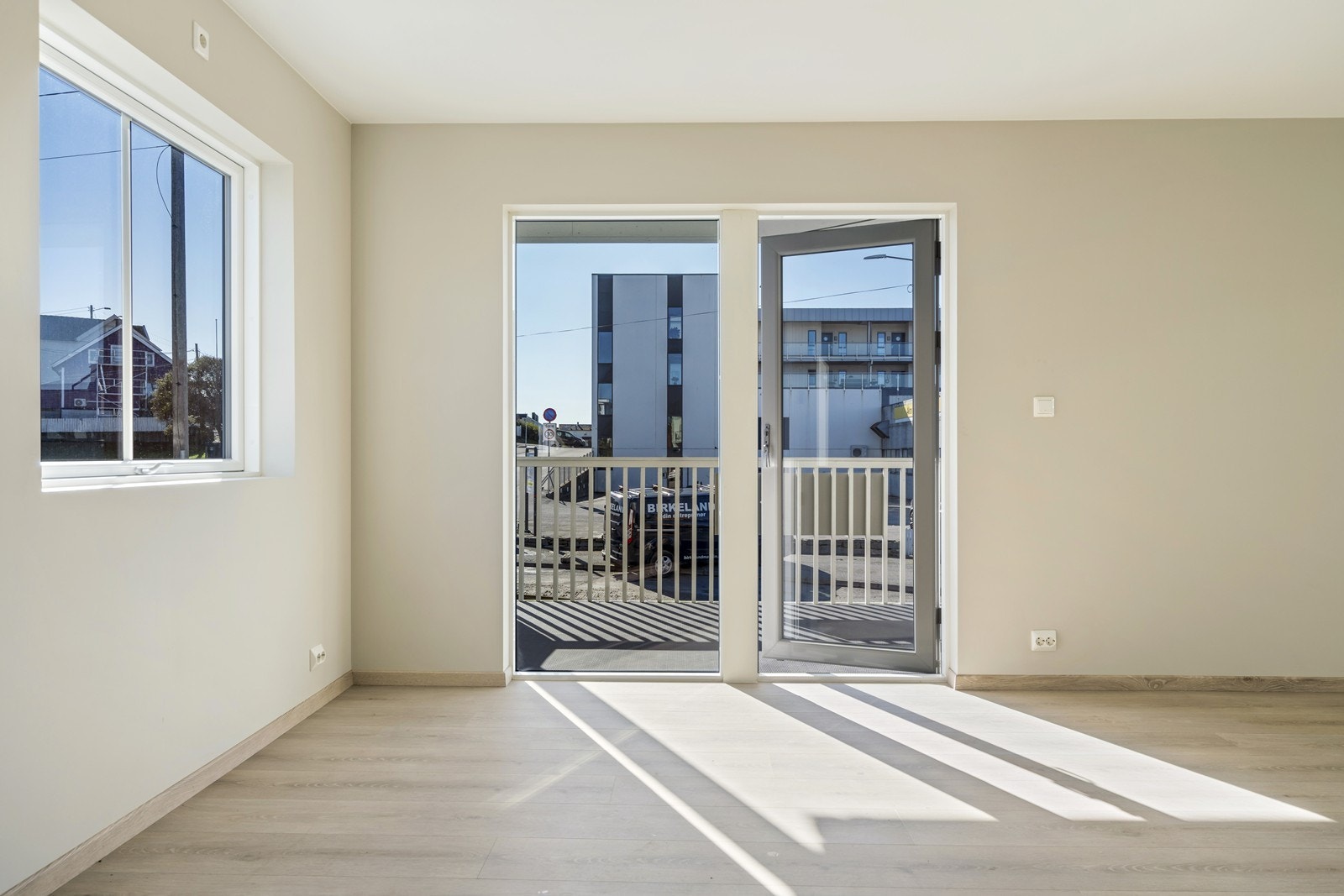 Direkte adgang til overbygd balkong fra stue. Galleribilde