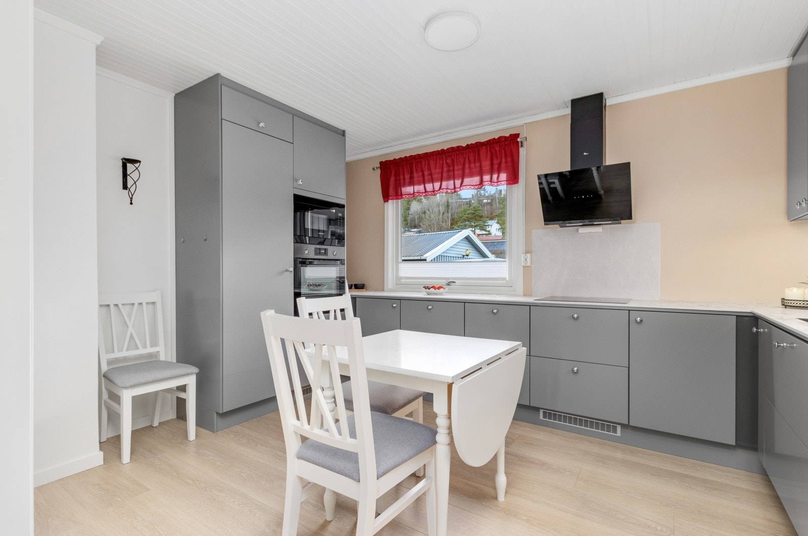 Gulvet på kjøkkenet ble også byttet i 2022, i tillegg til stue og gang. Galleribilde