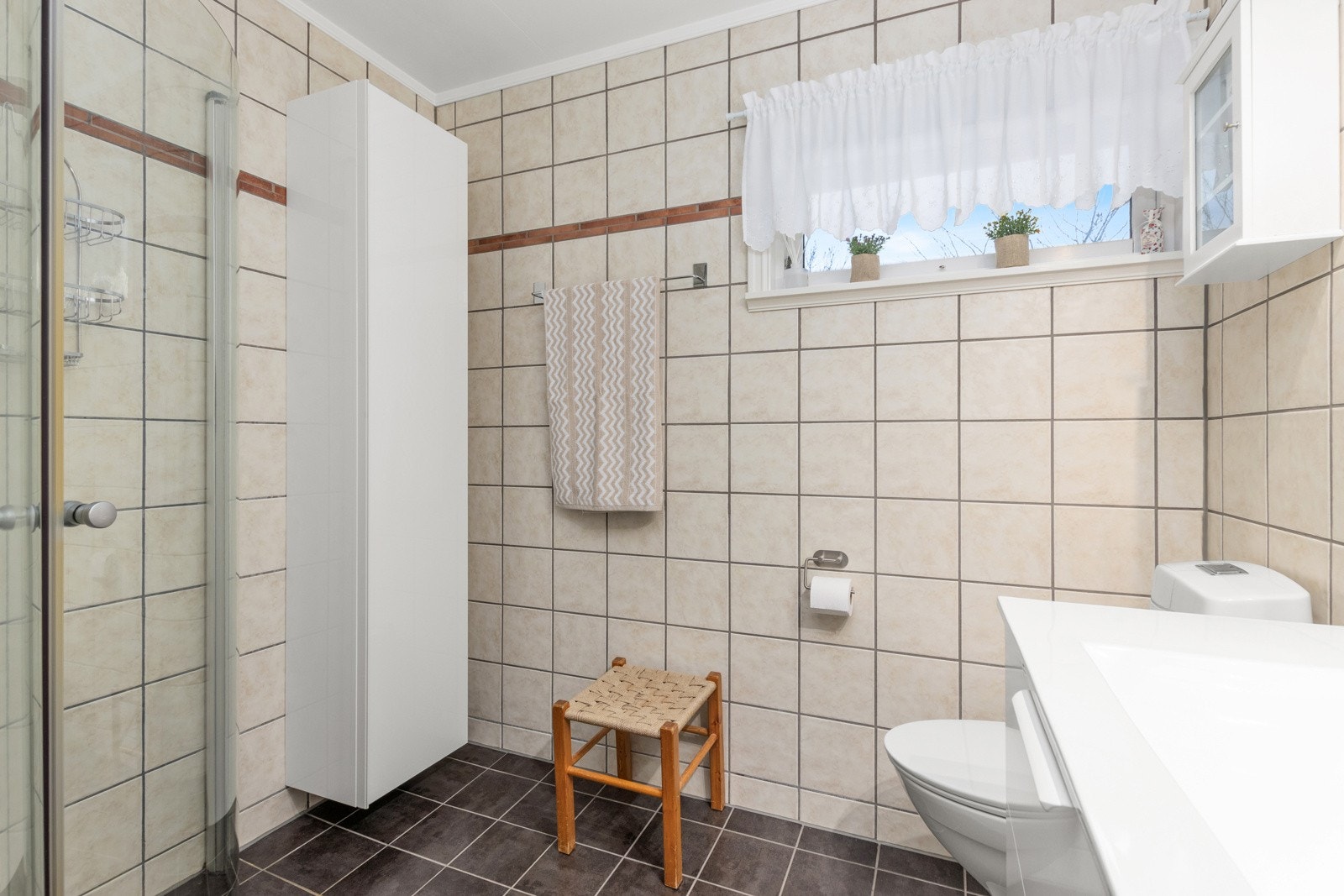 I tillegg til badet er det etablert separat toalettrom med vask og eget, enkelt vaskerom i tilknytning til inngangspartiet. Galleribilde