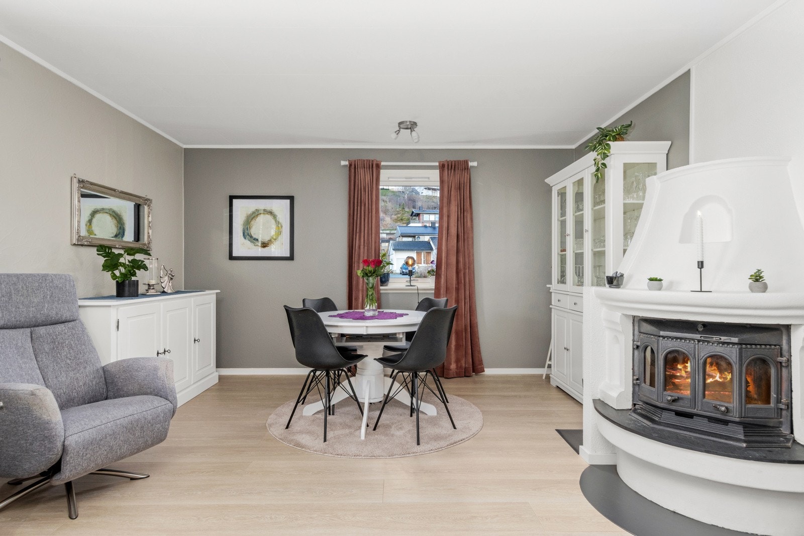 Spiseplass i tilknytning til stuen. Galleribilde