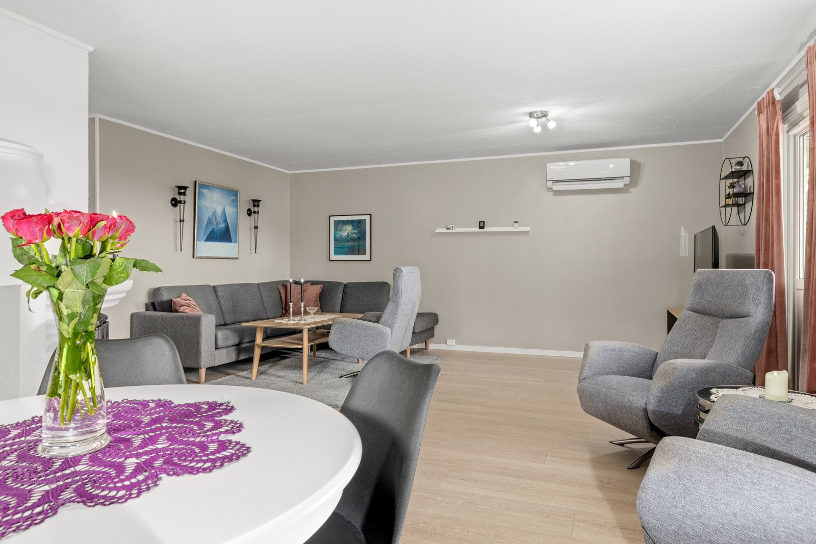 Flere rom er innvendig oppmalt / oppgrafert i nyere tid. Galleribilde