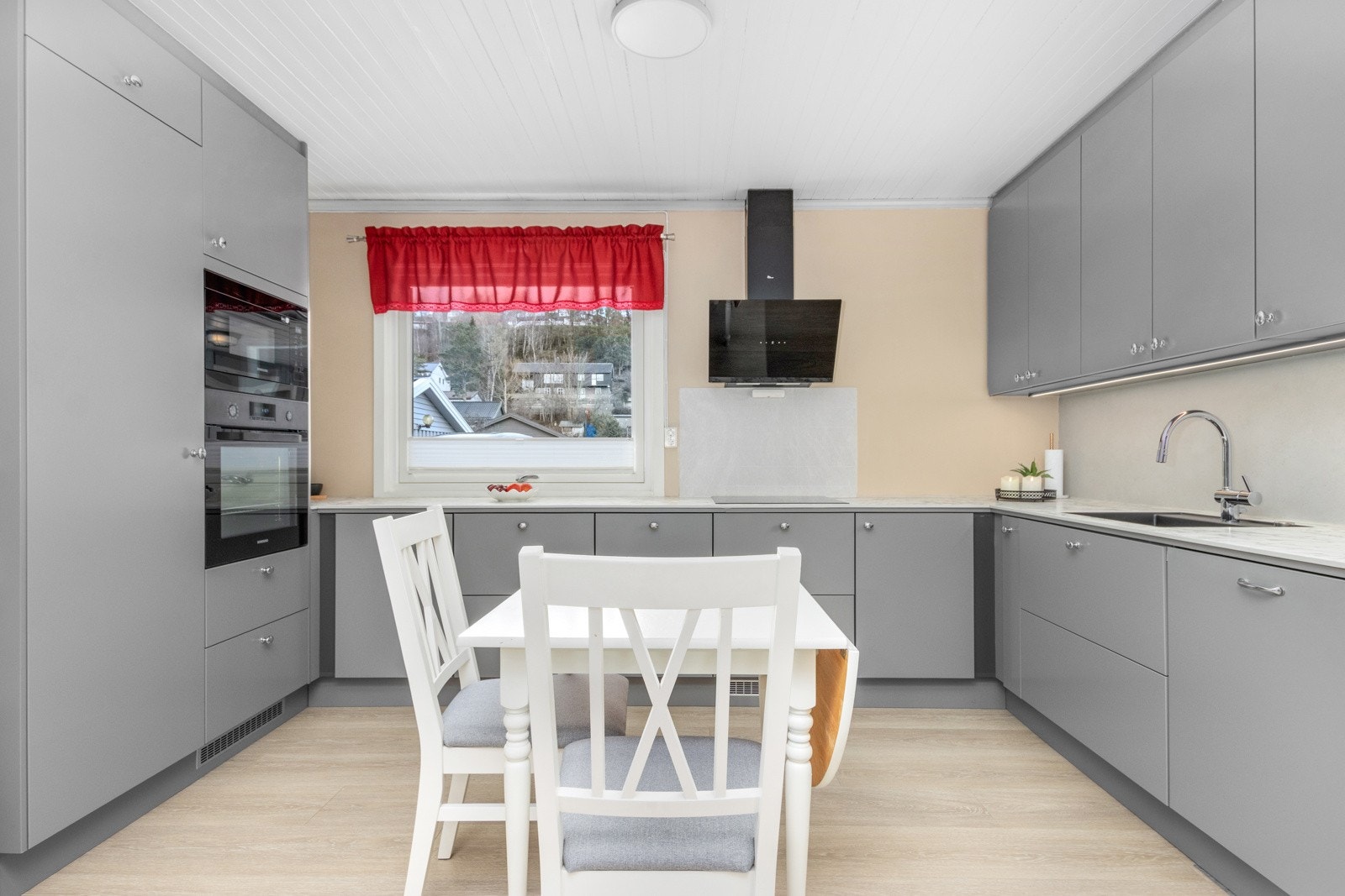 Flott kjøkken med integrerte hvitevarer fra 2022. Galleribilde