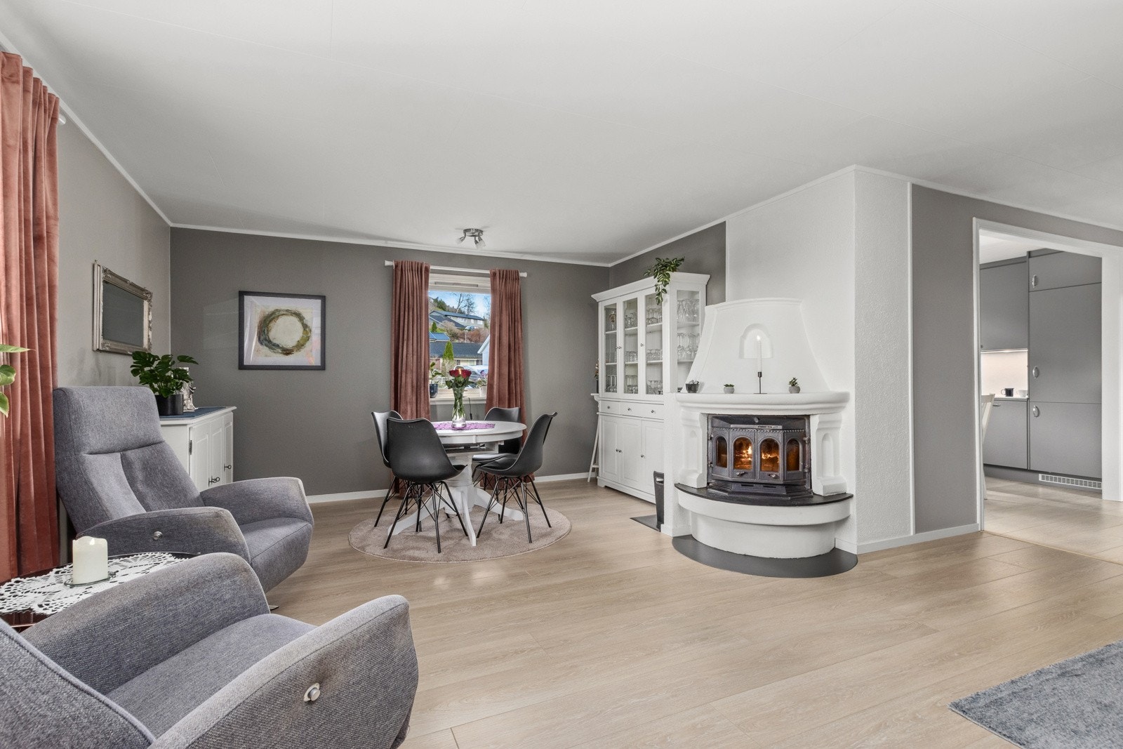 Flott peis / vedfyring og luft til luft varmepumpe. Galleribilde