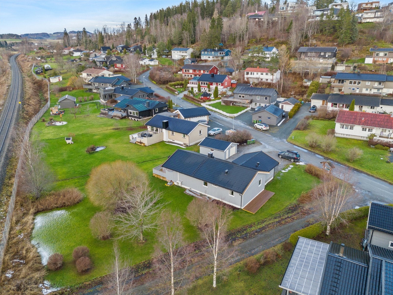 Boligen har en utmerket beliggenhet i ytterkanten av feltet. Galleribilde