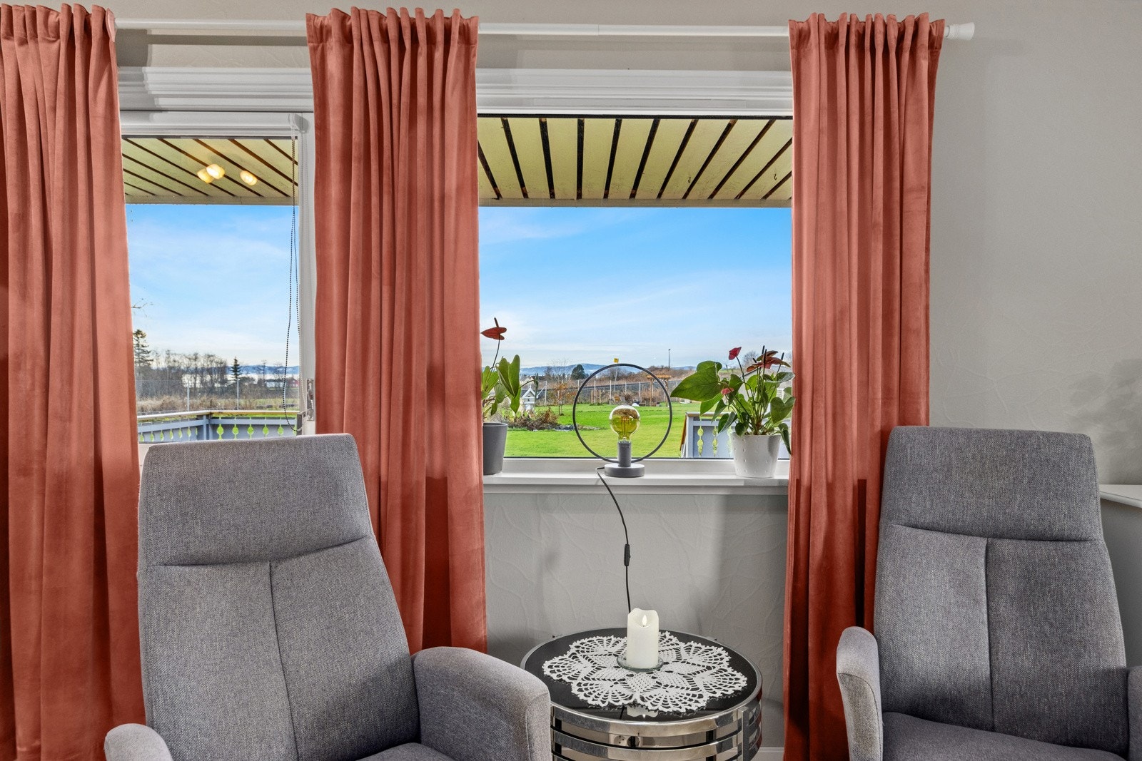 Utgang til romslig og solrik terrasse. Galleribilde