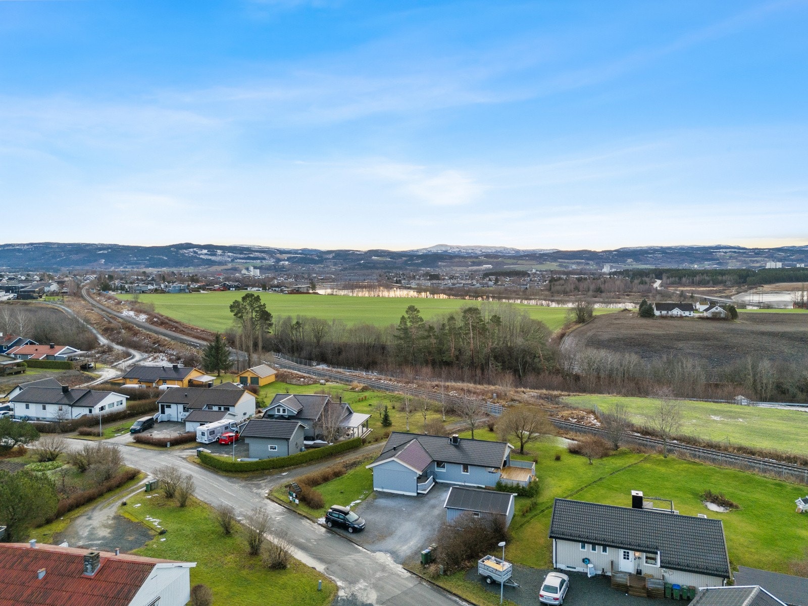 Hage med rikelig plass til lek, uteopphold og hageprosjekter Galleribilde