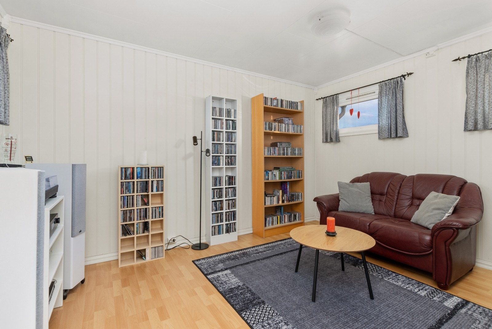 Oppholdsrom / stue nr 2 (ikke byggemeldt og godkjent som rom for varig opphold). Galleribilde