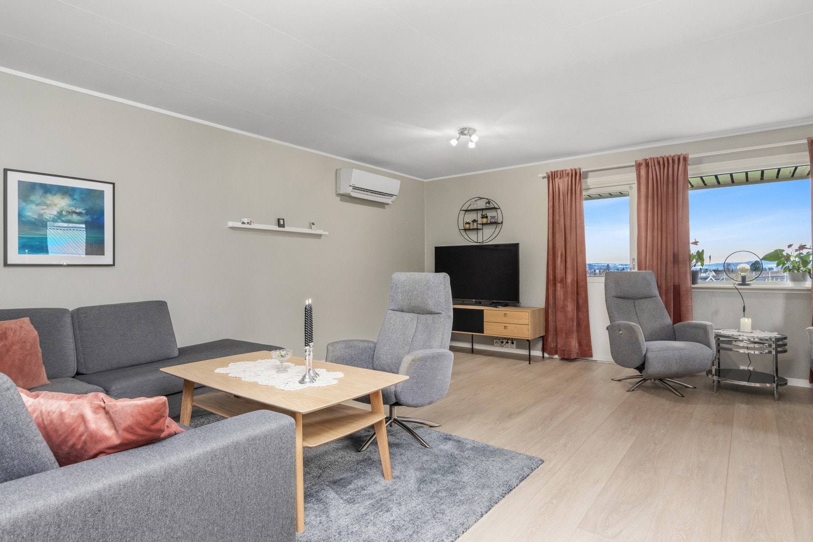 Oppusset stue med flere møbleringsmuligheter. Galleribilde