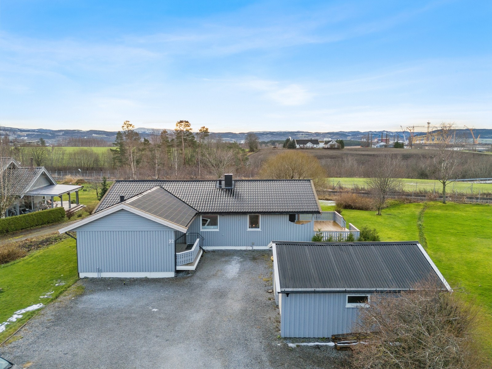 Frittstående garasje og romslig gårdsplass. Galleribilde