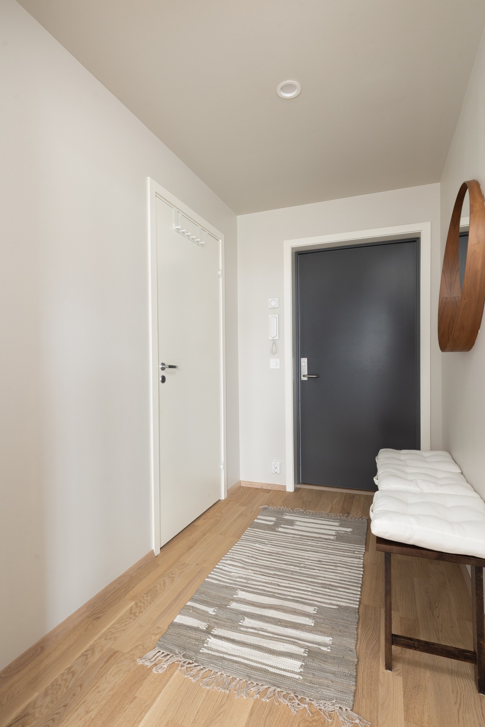 Entréen måler 4 kvm og har god plass til ønsket oppbevaringsmøblement for sko og yttertøy. Galleribilde