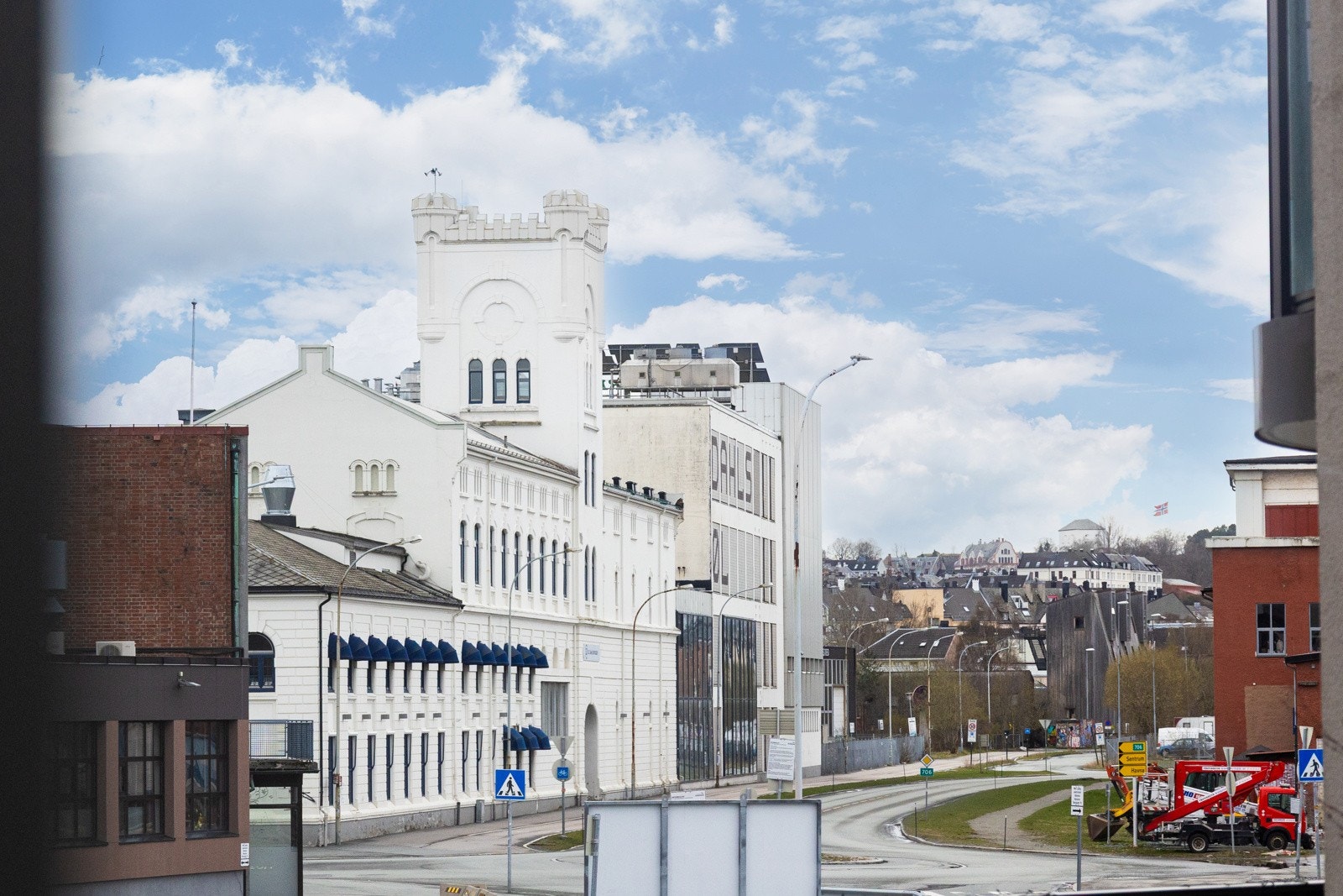Nyhavna har utviklet seg til å bli et meget attraktivt boområde for alle aldersgrupper, med kort gangavstand inn til sentrum samt flere dagligvarebutikker, treningssentre og gode kollektivtilbud like i nærheten. Galleribilde