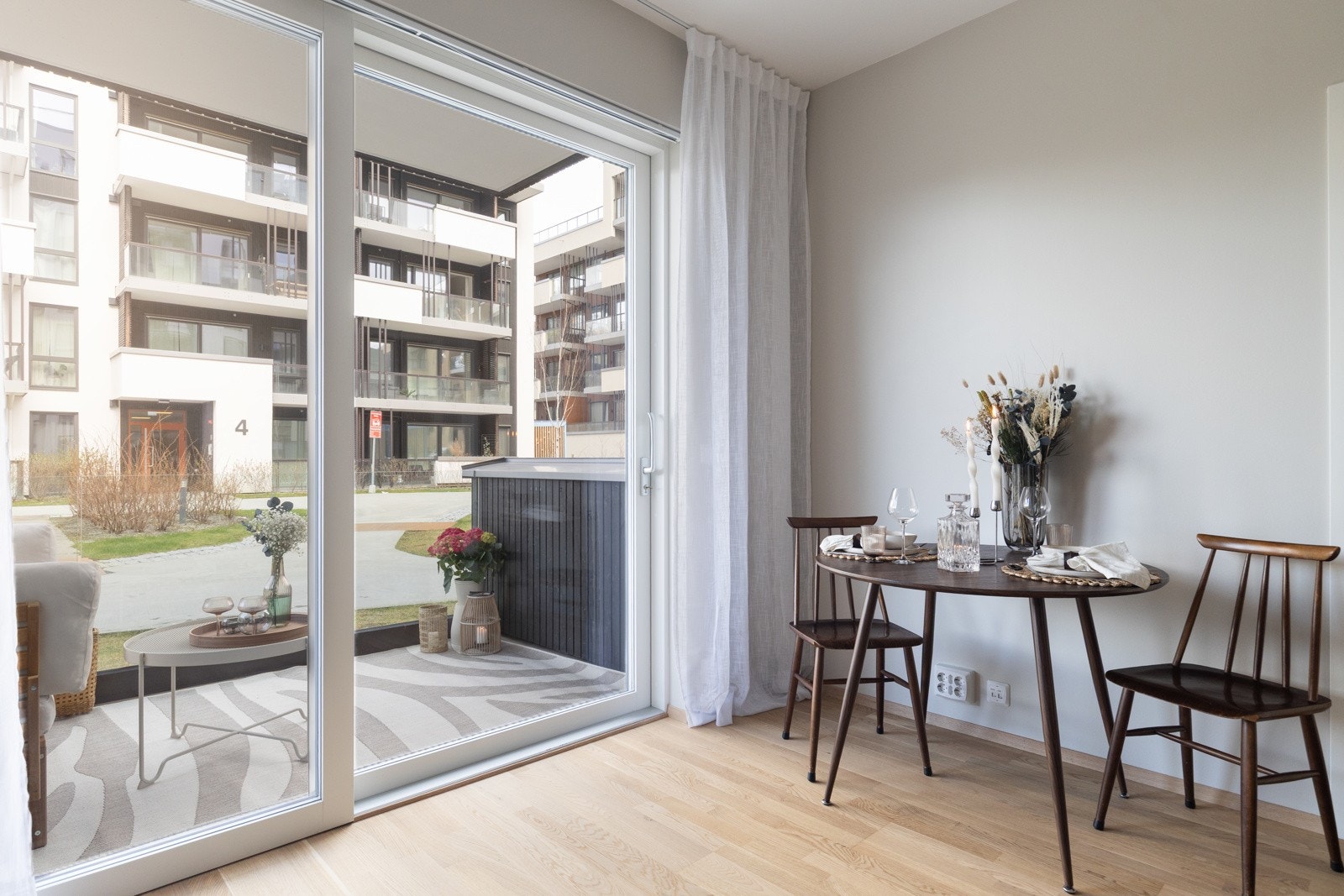 Ekstra takhøyde på hhv ca 2,70 og 2,80 gjør at leiligheten oppleves større og luftigere. Galleribilde