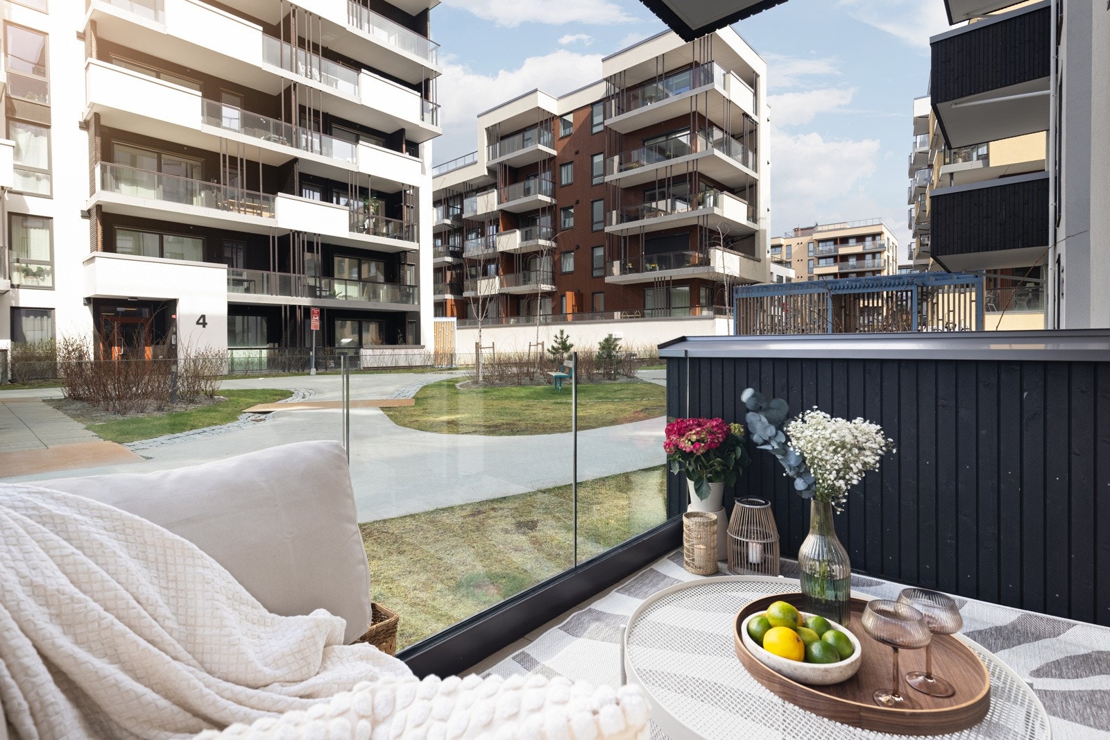 Denne moderne selveierleiligheten ligger i et nybygg fra 2021, med fasiliteter som fjernvarme, kabel-TV og internett inkludert i felleskostnadene. Galleribilde