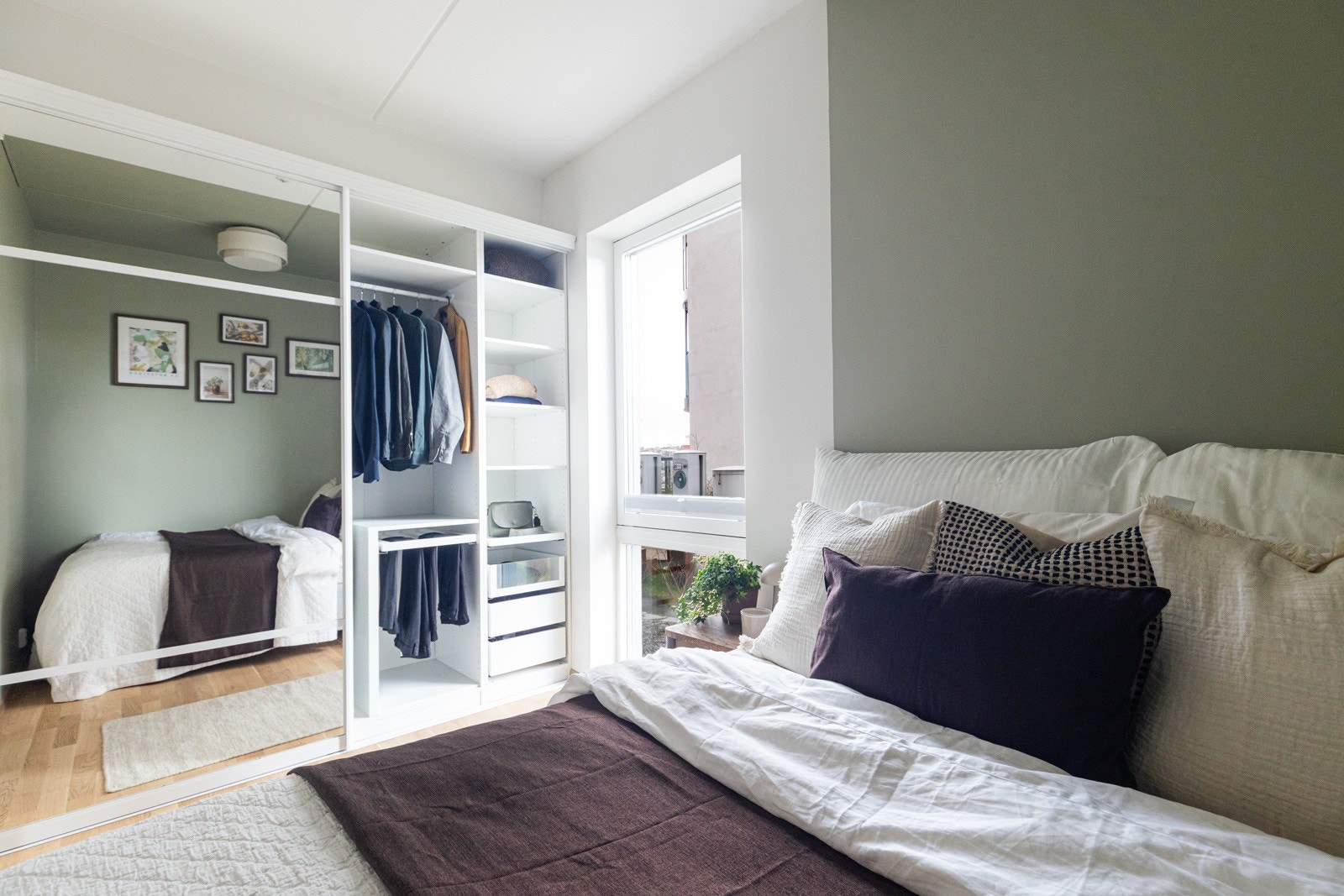 Soverom nummer to er også utstyrt med en stor garderobe for rikelig med oppbevaringsplass. Galleribilde