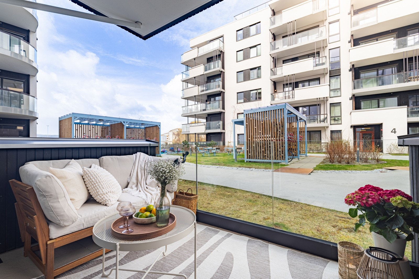 Terrassen måler 5 kvm og har midtsommers kveldssol fra ca 19.00. Liker du mer sol så tar man turen opp til takterrassen hvor solen står på hele dagen. Galleribilde