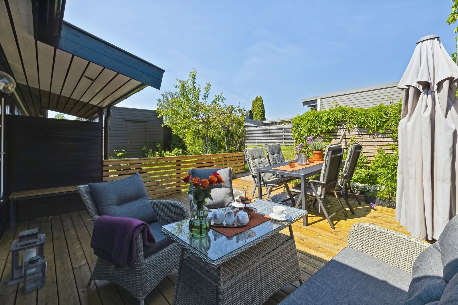 Skjermet inngangsparti med hyggelig uteområde med platting. Galleribilde