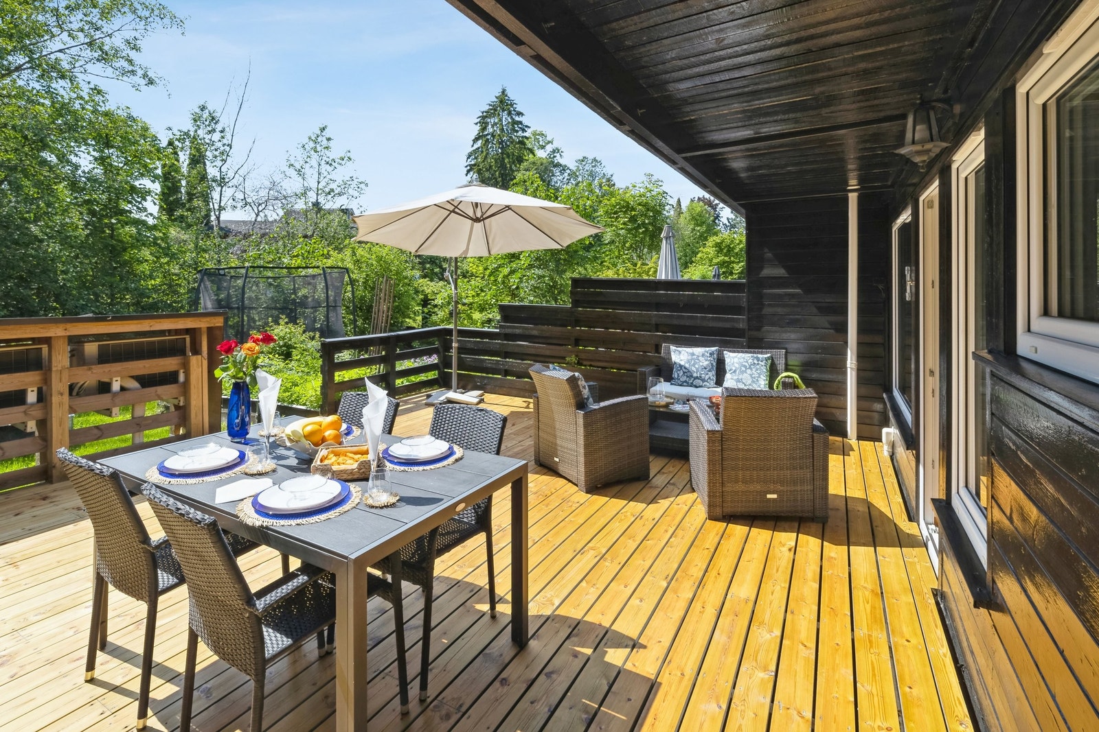 Romslig terrasse, bakside mot hage Galleribilde