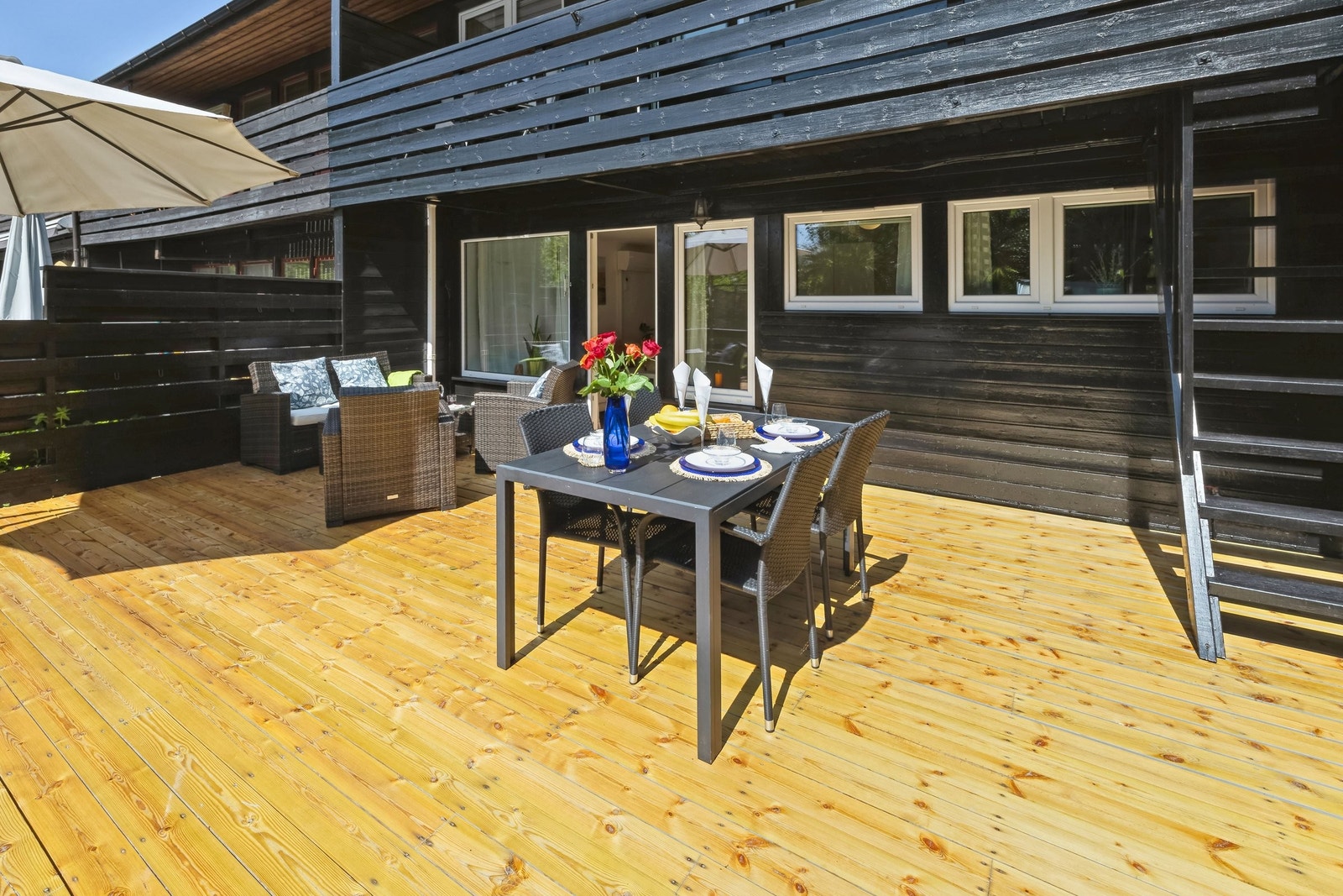 Terrasse, bakside. Til høyre i bildet er trappen ned fra balkongen i 1 etasje synlig. Denne har blitt brukt for å komme til hagen når underetasjen har vært utleid (er ikke godkjent/har ikke søkt/lett å fjerne) Galleribilde