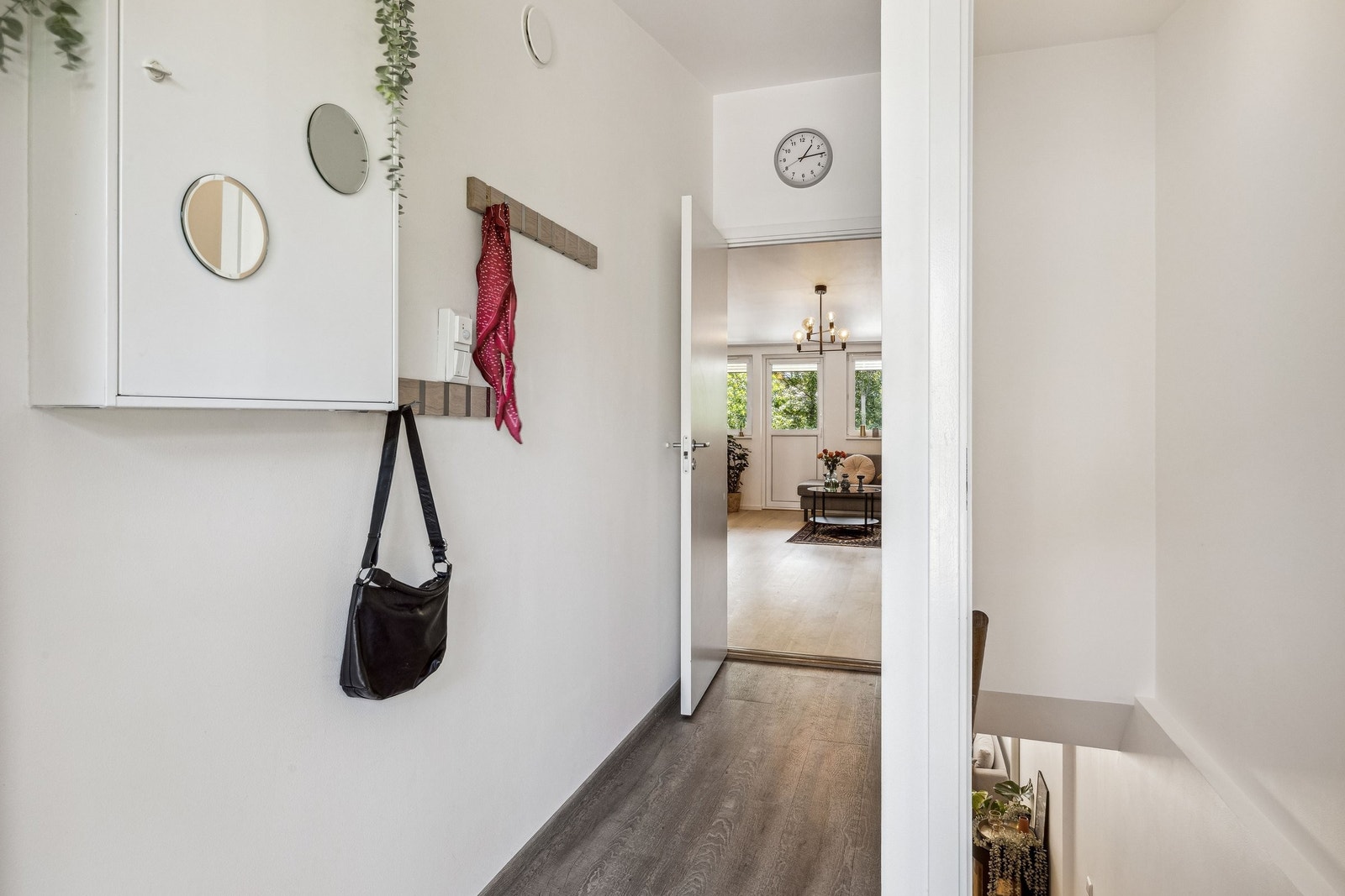 Entré/Inngang til 1 etasje og underetasje Galleribilde