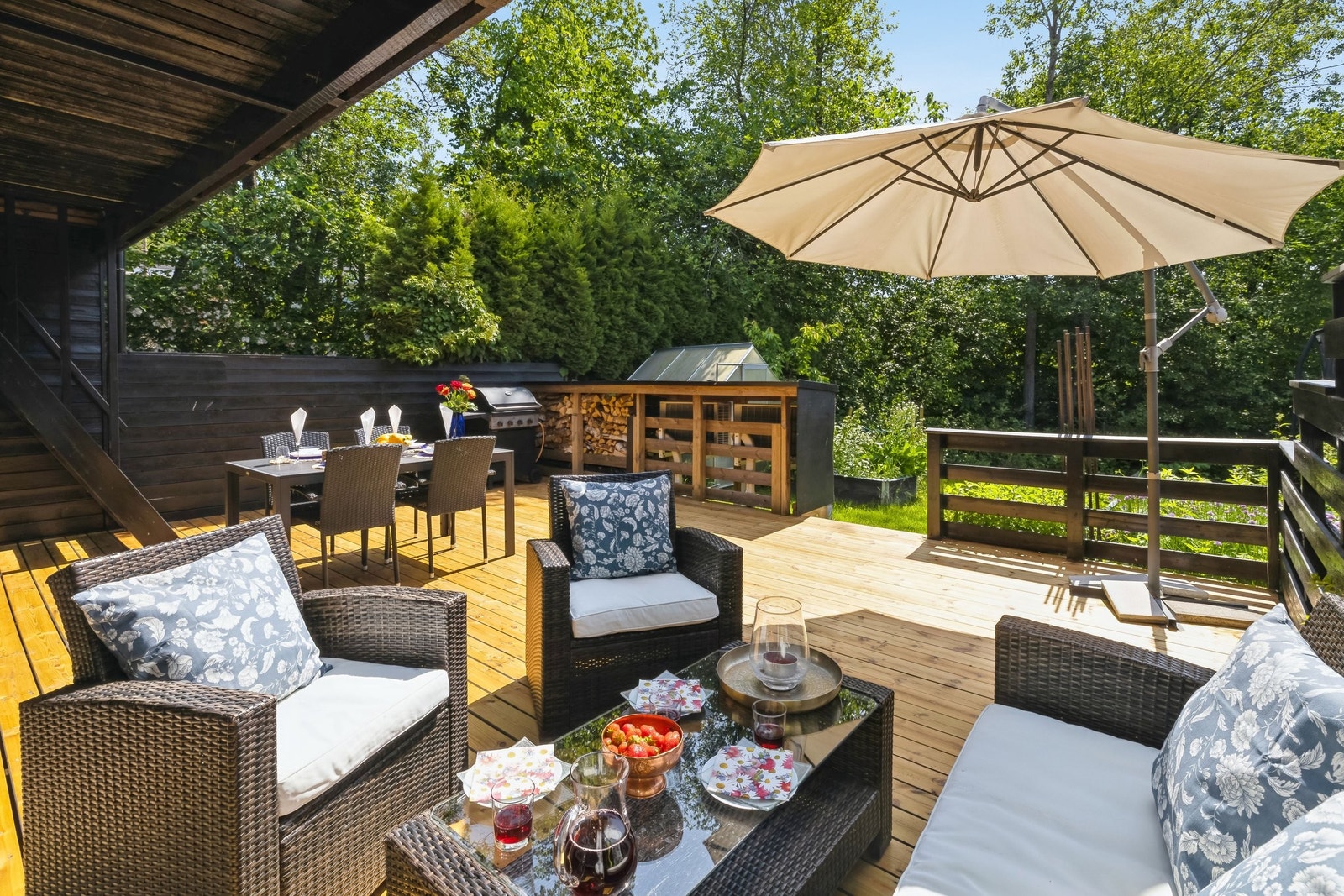 Romslig terrasse, bakside mot hage Galleribilde